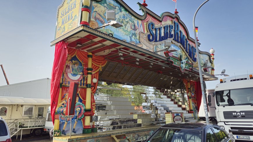 Der Aufbau der Verlosung „Silbermine“ auf dem Kramermarkt am 17. September 2025. Foto: Stadt Oldenburg