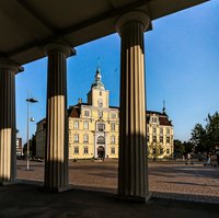 Schloss durch die Säulen der Schlosswache durch. Foto: Mittwollen und Gradetchliev