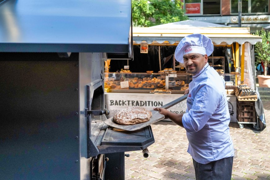 Ein Stand mit Brot aus dem Holzofen auf dem Wochenmarkt auf dem Rathausmarkt. Foto: Sascha Stüber