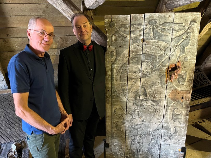 Dokumentierten im Rahmen eines bundesweiten Forschungsprojektes die Deckenmalereien im Degodehaus (von links): Andreas Lechtape, Fotograf, und Dr. Heiko Laß, Wissenschaftlicher Mitarbeiter (BAdW). Foto: Stadt Oldenburg
