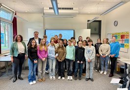 90 Minuten stand Oberbürgermeister Jürgen Krogmann den Schülerinnen und Schülern und ihrer Politiklehrerin Lena Gärtner vom Herbartgymnasium Rede und Antwort. Foto: Stadt Oldenburg