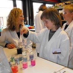 Kinder experimentieren bei Chemol. Quelle: Chemielabor Universität Oldenburg
