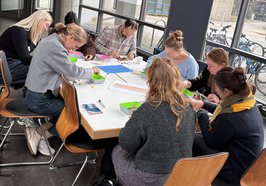 Beim Fachtag „Inklusion an Schulen“ wurden die Teilnehmenden auch aktiv: Hier sind einige von ihnen beim Bau ihrer Visionen einer erfolgreichen Inklusion an Schulen mit bunten Bausteinen zu sehen. Foto: Stadt Oldenburg
