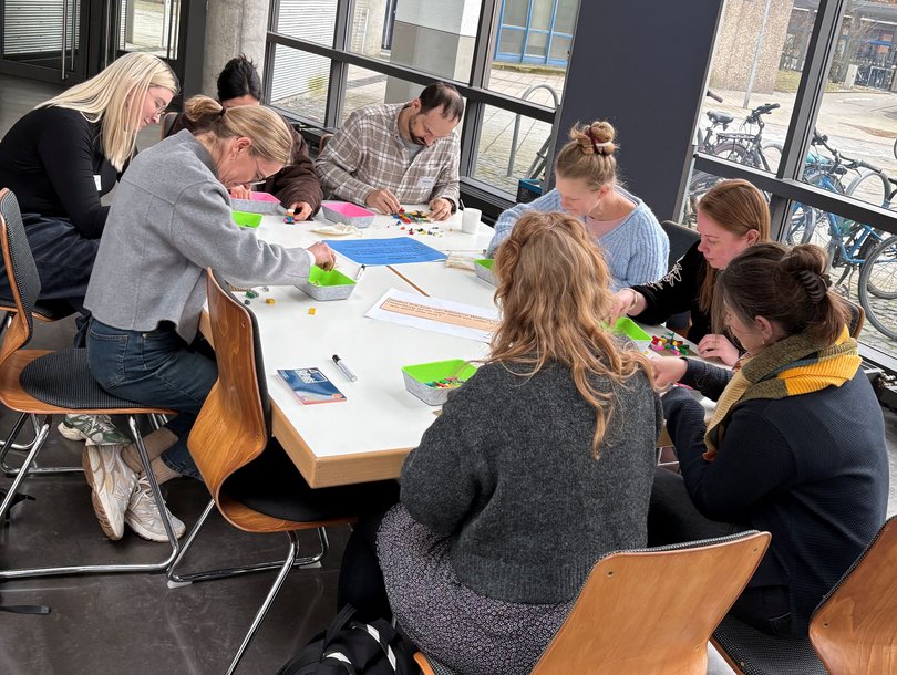 Beim Fachtag „Inklusion an Schulen“ wurden die Teilnehmenden auch aktiv: Hier sind einige von ihnen beim Bau ihrer Visionen einer erfolgreichen Inklusion an Schulen mit bunten Bausteinen zu sehen. Foto: Stadt Oldenburg