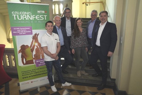 Freuen sich aufs Turnfest: Andreas Toba (Botschafter Turnfest), Heiner Bartling  Vorsitzender NTB), Dirk Patta (Projektleiter Turnfest), Jennifer Knake (Projektleiterin Volunteering), Oberbürgermeister Jürgen Krogmann. Foto: Sascha Stüber