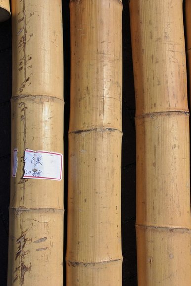 Chinesische Schriftzeichen auf den Bambusstangen des „Tipis“. Foto: Werner Ufferhardt.