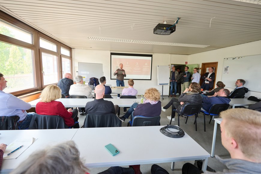 Vortrag über ein Digitalisierungsthema mit Teilnehmenden. Foto: Foto-und Bilderwerk