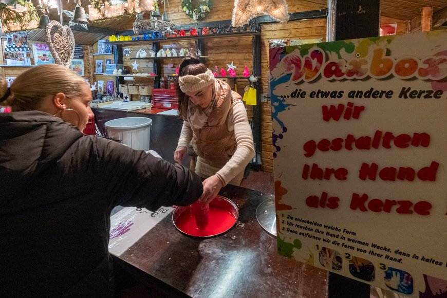 Sascha Stüber „Wachskunst – wir gestalten deine Hand als Kerze“ auf dem Lamberti-Markt 2025. Foto: Sascha Stüber