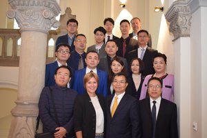 Die Mitglieder der chinesischen Delegation stehen mit Bürgermeisterin Christine Wolff (vorne, 2. von links) zum Gruppenbild im Treppenhaus des Alten Rathauses. Foto: Stadt Oldenburg Die Mitglieder der chinesischen Delegation stehen mit Bürgermeisterin Christine Wolff zum Gruppenbild im Treppenhaus des Alten Rathauses. Foto: Stadt Oldenburg