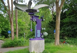 Die kinetische Plastik „Windwärts“ vor dem OLantis Huntebad. Foto: Stadt Oldenburg