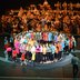 Vorschau: Szenenfoto großes Gruppenbild mit Orchester. Foto: Jörg Sarbach