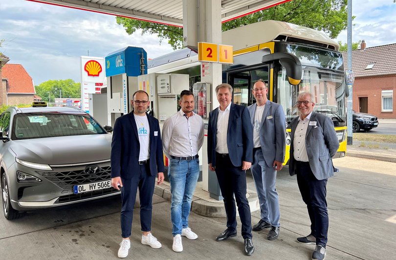 Eröffneten die Wasserstofftankstelle an der Cloppenburger Straße: (von links) Falk Schulte-Wintrop, (H2 MOBILITY), Tobias Moldenhauer (EWE), Oberbürgermeister Jürgen Krogmann, Alexander Dyck (DLR) und Roland Hentschel (Wirtschaftsförderung Oldenburg). Foto: Stadt Oldenburg 