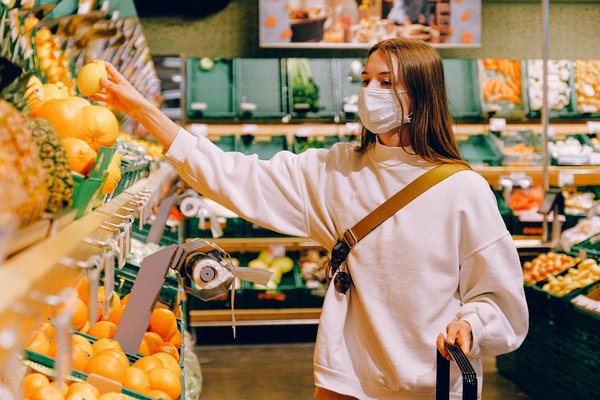Eine Frau mit Maske kauft ein. Foto: Anna Shvets/Pexels.com