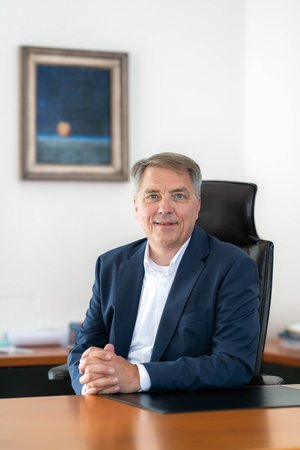 Oberbürgermeister Jürgen Krogmann sitzt am Schreibtisch. Foto: Oberbürgermeister Jürgen Krogmann sitzt am Schreibtisch und telefoniert. Foto: Assanimoghaddam/Mittwollen Oberbürgermeister Jürgen Krogmann sitzt am Schreibtisch. Foto: Oberbürgermeister Jürgen Krogmann sitzt am Schreibtisch und telefoniert. Foto: Assanimoghaddam/Mittwollen