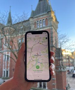 Ein Smartphone zeigt eine Karte in der App „KATWARN“. Foto: Stadt Oldenburg