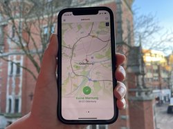 Ein Smartphone zeigt eine Karte in der App „KATWARN“. Foto: Stadt Oldenburg