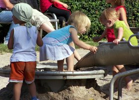 Kinder spielen draußen auf einem Spielplatz. Foto: R_K_by_knipseline/pixelio.de