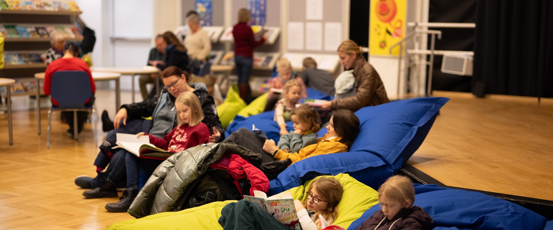 Besucherinnen und Besucher auf der KIBUM im PFL. Foto: Mohssen Assanimoghaddam
