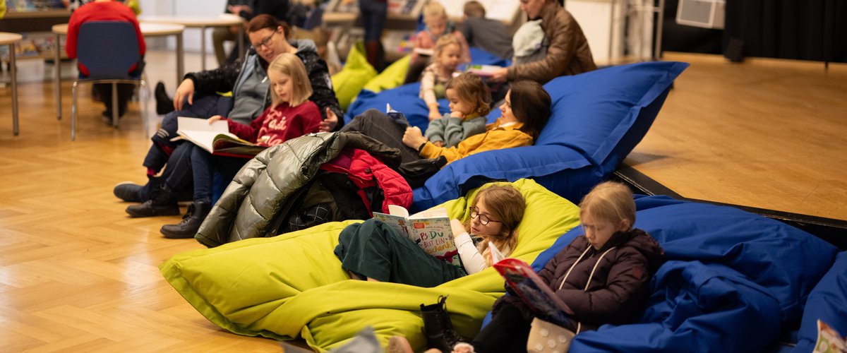 Besucherinnen und Besucher auf der KIBUM im PFL. Foto: Mohssen Assanimoghaddam