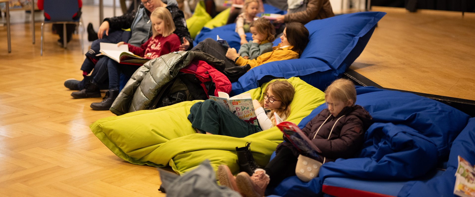 Besucherinnen und Besucher auf der KIBUM im PFL. Foto: Mohssen Assanimoghaddam