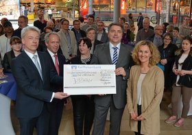 Achim Brumund, Vorstand des Fördervereins des Jobpatenmodells e.V. überreicht Oberbürgermeister Jürgen Krogmann den Scheck für das Jobpatenprojekt. Foto: Stadt Oldenburg Achim Brumund, Vorstand des Fördervereins des Jobpatenmodells e.V. überreicht Oberbürgermeister Jürgen Krogmann den Scheck für das Jobpatenprojekt. Foto: Stadt Oldenburg