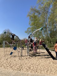 Viele Kinder testen den neuen Spielplatz. Foto: Stadt Oldenburg