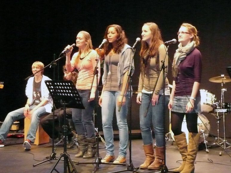 Vier junge Sängerinnen auf der Bühne. Foto: Stadt Oldenburg