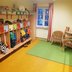 Vorschau: Garderobe mit Kinderkleidung und bunten Fächern. Foto: Stadt Oldenburg