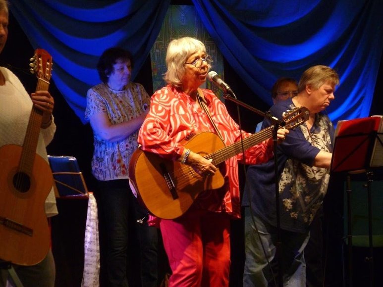 Sybille Gimon (Mitte) and Friends auf der Bühne beim blue OL. Kulturfestival 55+. Foto: privat
