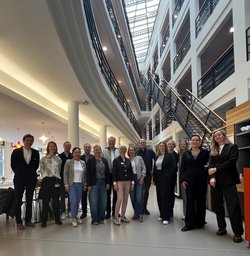 Gruppenfoto im Verwaltungsgebäude der Stadt Groningen: 2. von links: Mareike Moraal, Referentin für internationale Beziehungen der Stadt Groningen, 1. rechts: Ynske Bos, Referentin im Programmbüro des „Akkoord van Groningen“, 2. von rechts: Anastasija Zihareva-Woudstra, Strategic Advisor, Akkoord van Groningen, 7. von links: Oliver Pundt, 5. von links: Christian Kranz. Foto: Stadt Oldenburg