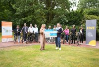 (von links): Vera Weidemann, Vorständin Personal und Recht EWE AG, überreicht den Scheck für das dritte Etappenziel an Kathrin Kroppach, Erste Vorsitzende der Alzheimer Gesellschaft Oldenburg e.V. Foto: EWE AG
