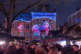 Auch in diesem Jahr wieder ein Publikumsmagnet: Das Video-Mapping, das zweimal täglich an der Außenwand des Alten Rathauses eine bewegte Geschichte erzählte, kam bei kleinen und großen Besucherinnen und Besuchern gut an. Foto: Sascha Stüber