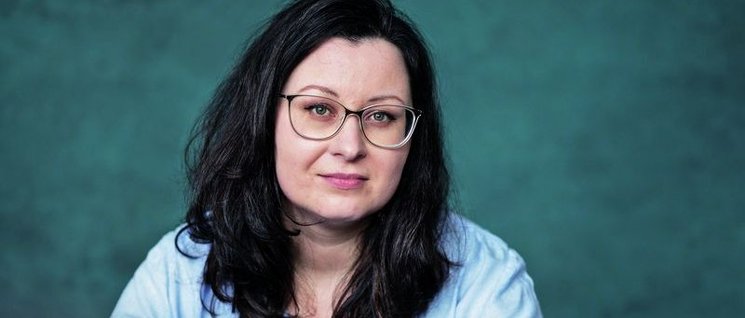Portraitfoto der Schriftstellerin Janine Adomeit. Foto: Franziska Nehmer