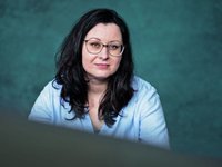 Portraitfoto der Schriftstellerin Janine Adomeit. Foto: Franziska Nehmer