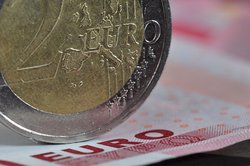 Zwei Euro Münze auf einem Geldschein. Foto: Kurt F. Domnik/Pixelio.de