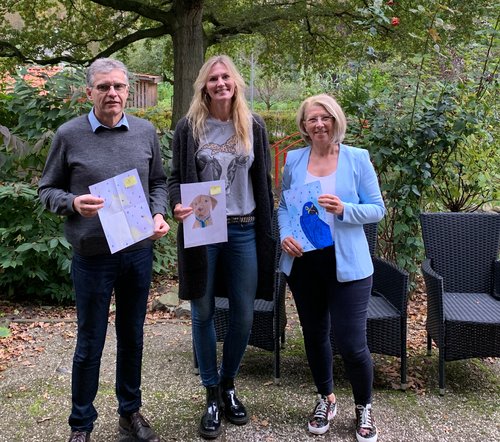 Sorgten für strahlende Gesichter (von links): Dr. Paul Morthorst und Pamela Wandscher vom Veterinäramt beglückwünschten gemeinsam mit Geschäftsbereichsleiterin Sonja Hobbie von den Weser-Ems-Hallen die Gewinnerinnen und Gewinner des Malwettbewerbs. Foto: Stadt Oldenburg