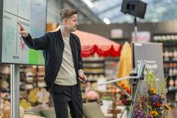 Dr. Arne Aarnink war der Keynotespeaker beim 41. Kontaktpunkt Wirtschaft bei Blumen Ostmann. Foto: Imke Folkerts