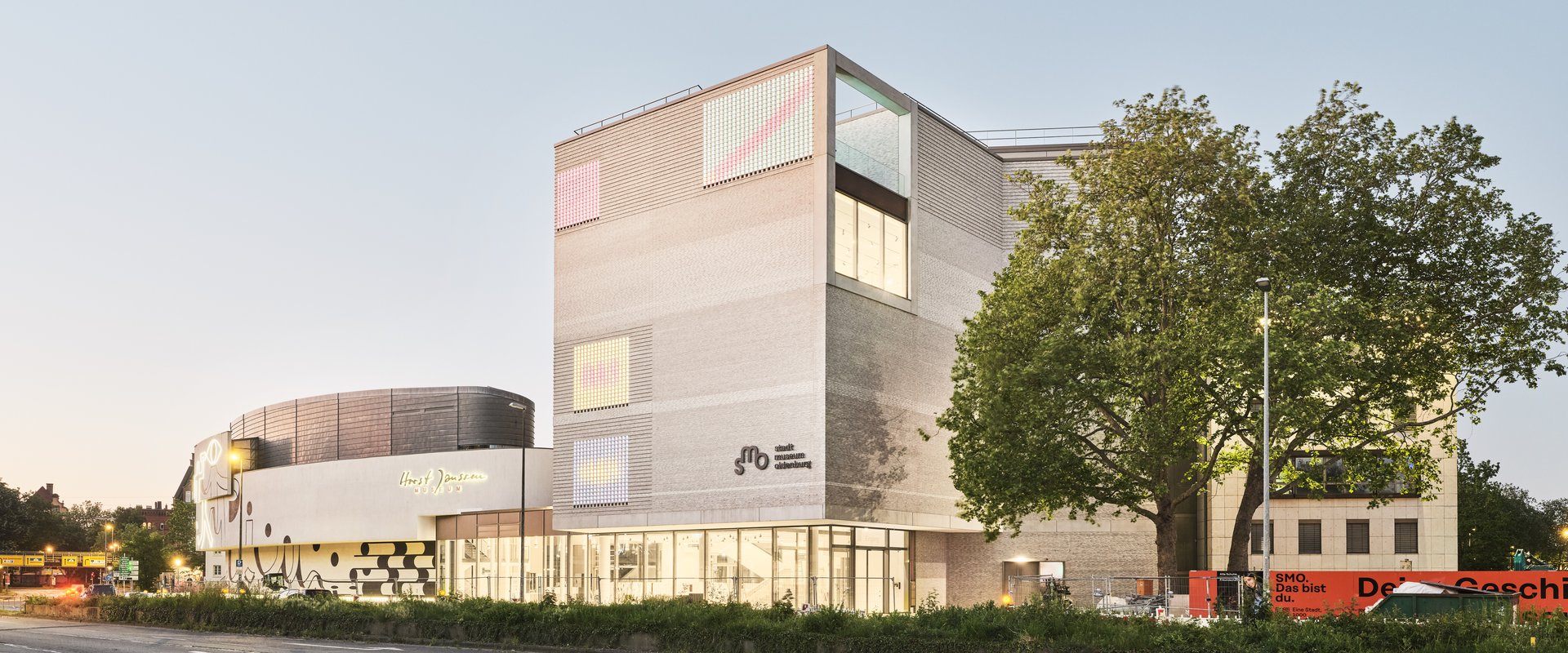 Das Stadtmuseum mit Lichtinstallationen auf der Front. Foto: Caspar Sessler