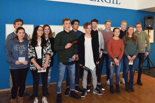 Ein Foto der drei Gewinner-Teams: in der Mitte die Oberschule Eversten auf Platz 1, links das AGO auf Platz 2 und rechts die Graf-Anton-Günther-Schule auf Platz 3. Ein Foto der drei Gewinner-Teams: in der Mitte die Oberschule Eversten auf Platz 1, links das AGO auf Platz 2 und rechts die Graf-Anton-Günther-Schule auf Platz 3.