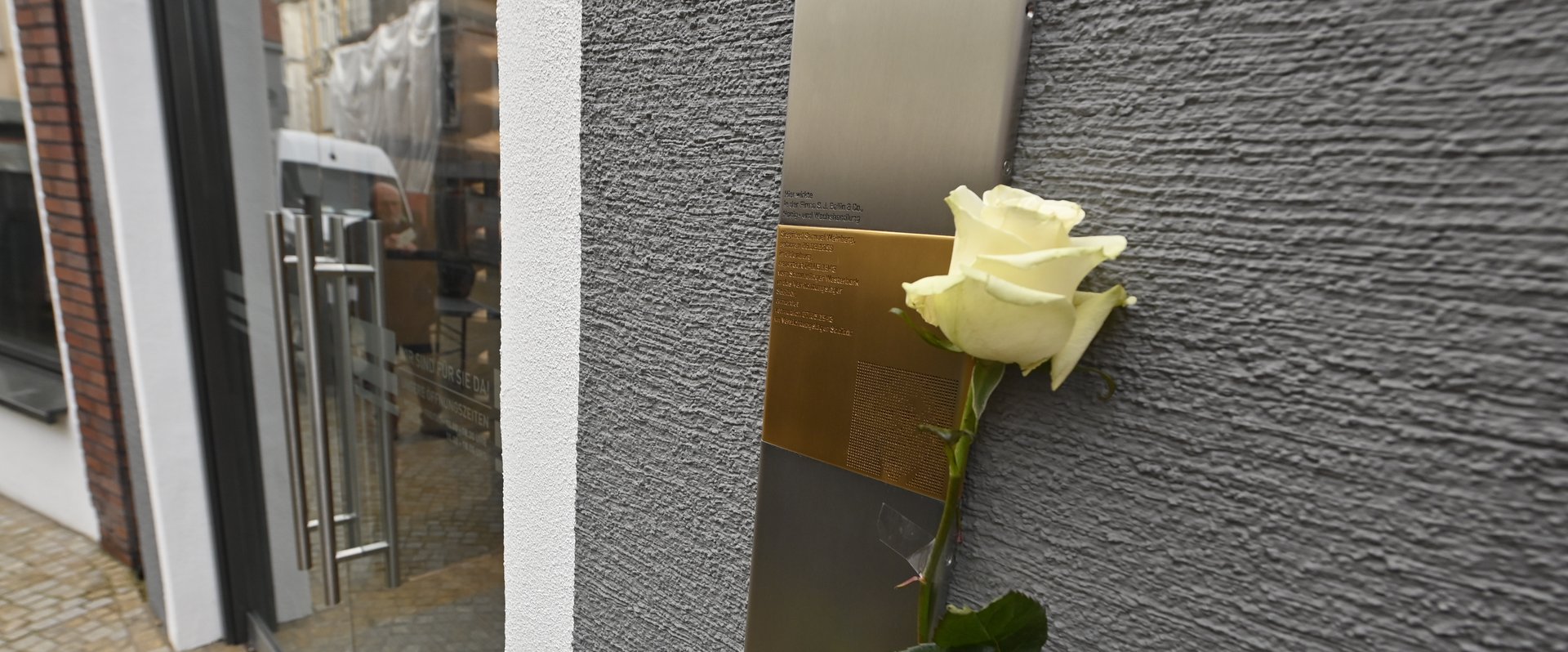 Erinnerungszeichen mit Rose am Geschäftshaus Haarenstraße 15. Foto: Sascha Stüber