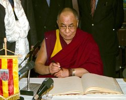 Der Dali Lama trägt sich in das Goldene Buch. Foto: NWZ der Stadt Oldenburg ein