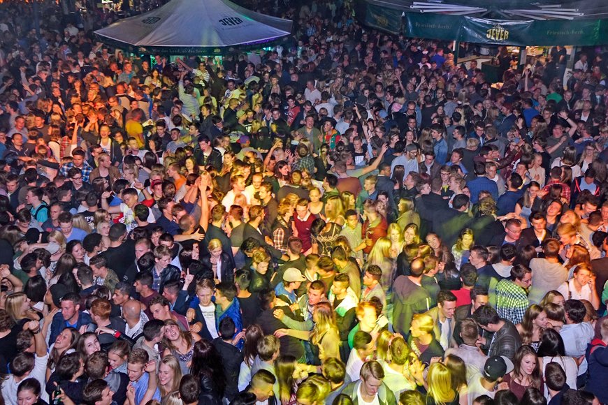 Beim Stadtfest 2024 war der Rathausmarkt in ein Lichtermeer getaucht. Foto: Sascha Stüber