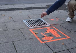 Eine Person entsorgt eine Kippe im Bodenaschenbecher. Foto: Stadt Oldenburg