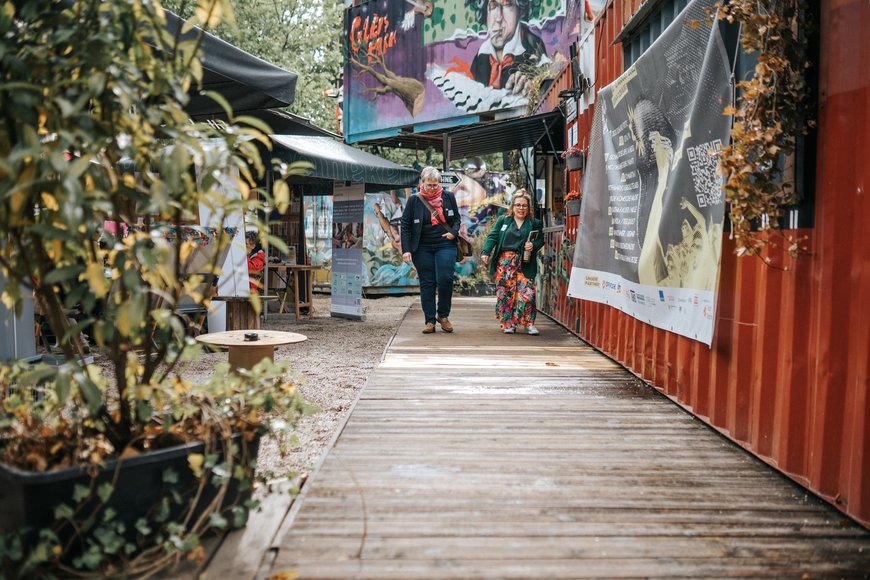 Zwei Frauen gehen über das Veranstaltungsgelände. Foto: Florian Skupin