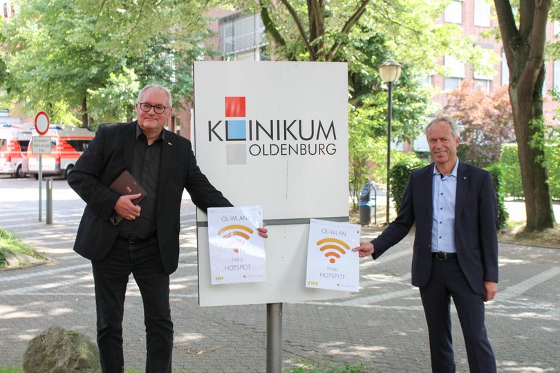 Die Kooperationspartner, v.l.: Ralf Boldt (Geschäftsbereichsleitung IT, Klinikum Oldenburg) und Ralph Wilken (Wirtschaftsförderung, Stadt Oldenburg) geben den Startschuss für das OL-WLAN-Netz am Klinikum Oldenburg. Foto: Klinikum Oldenburg