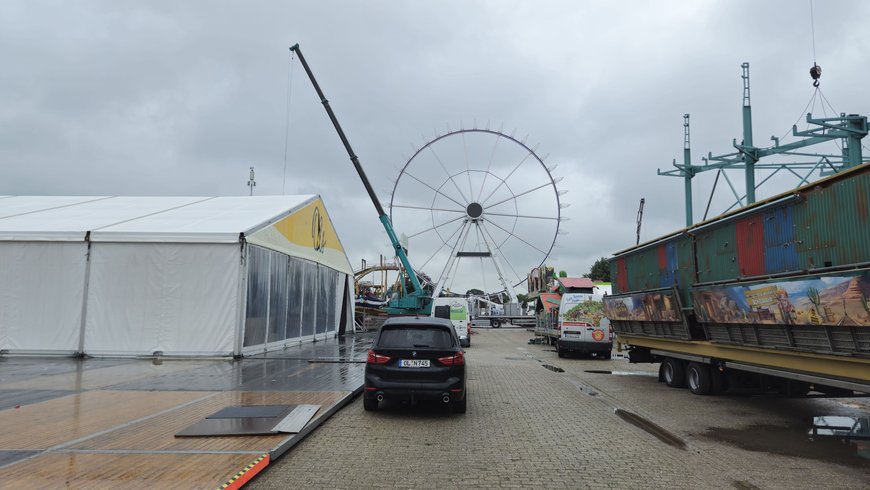 Der Aufbau vom Kramermarkt mit Riesenrad im Hintergrund am 18. September 2025. Foto: Stadt Oldenburg