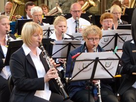 Männer und Frauen, die hinter Notenständern stehen und Blasinstrumente spielen. Foto: Stadt Oldenburg