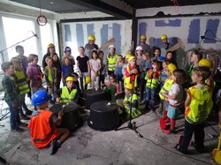 Die Blindfische mit den Kindern des Kinderchors und der Rappelkiste auf der Baustelle. Foto: Stadt Oldenburg Die Blindfische mit den Kindern des Kinderchors und der Rappelkiste auf der Baustelle. Foto: Stadt Oldenburg