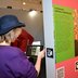 Vorschau: Besucherin scannt einen QR-Code in der Ausstellung. Foto: Haus für Medienkunst Oldenburg