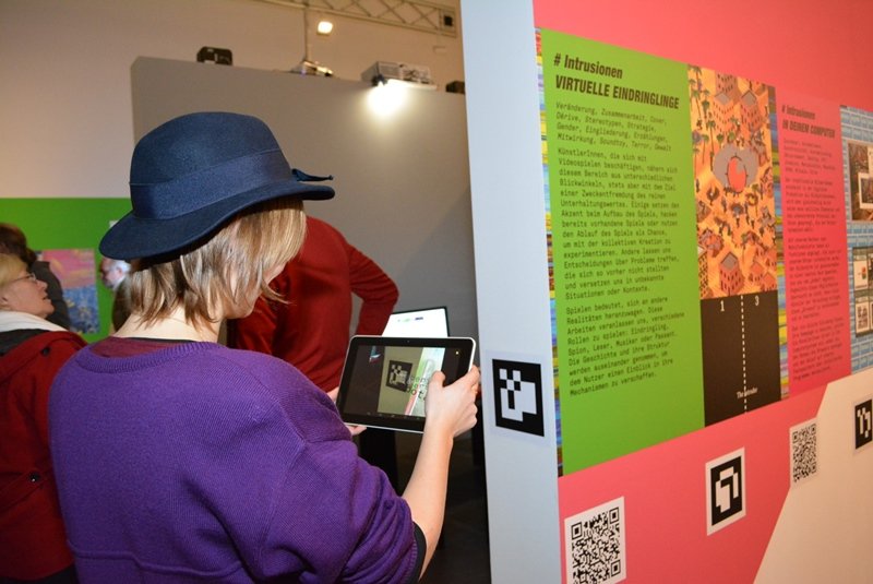 Besucherin scannt einen QR-Code in der Ausstellung. Foto: Haus für Medienkunst Oldenburg